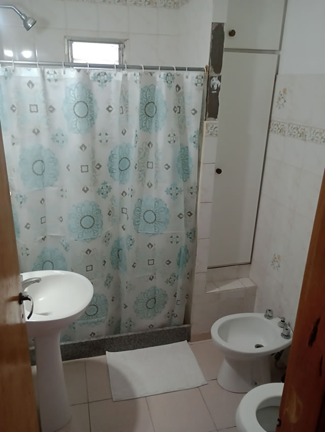 Baño moderno con ducha y agua caliente permanente