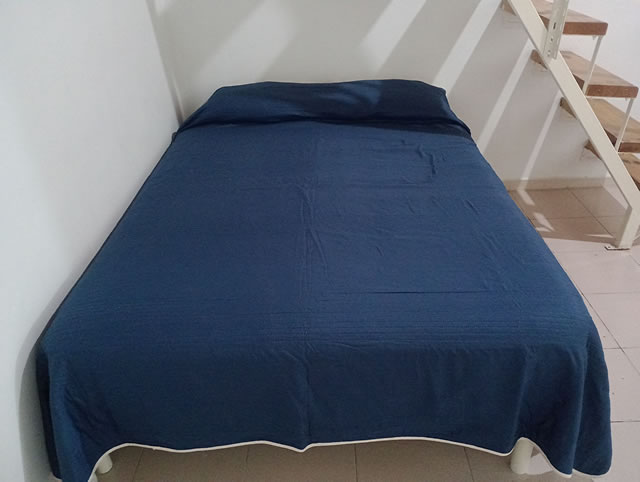 Cama 2 plazas y ropa de blanco en departamento por día