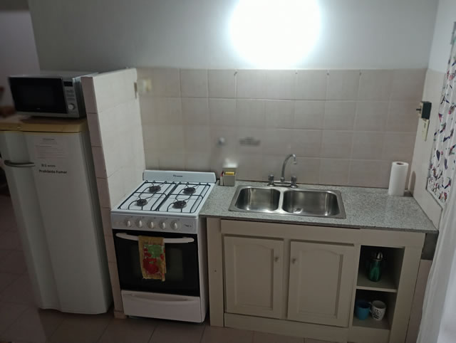 Cocina kitchenette equipada para estadías cortas
