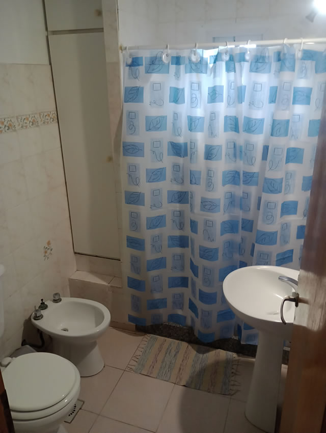 Baño impecable del departamento 2 en Trenque Lauquen