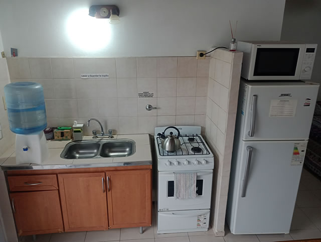 Detalle de cocina completa en departamento equipado