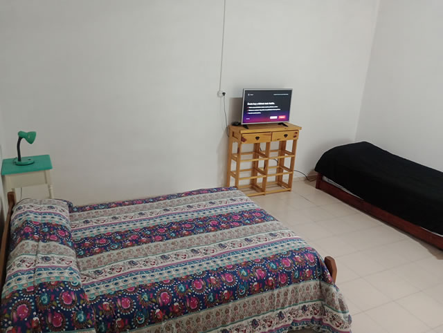 Habitación luminosa en alojamiento por día